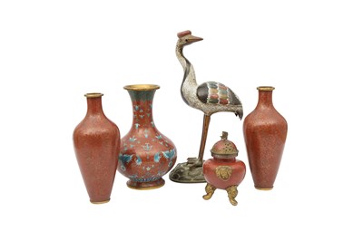Lot 712 - A SMALL COLLECTION OF CHINESE CLOISONNÉ ENAMEL ITEMS.