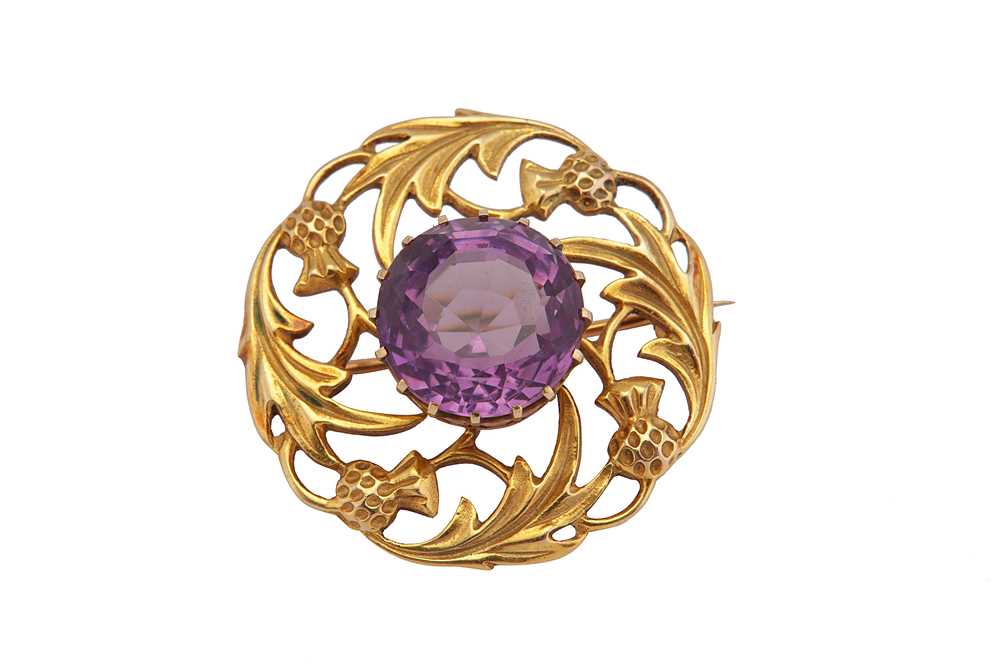 Lot 267 - AN AMETHYST BROOCH