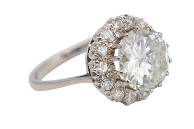 Lot 141 - A diamond cluster ring