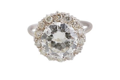 Lot 141 - A diamond cluster ring