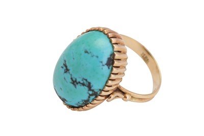 Lot 25 - A TURQUOISE RING