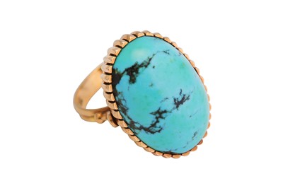 Lot 25 - A TURQUOISE RING