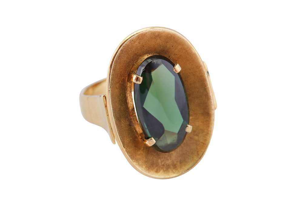 Lot 128 - A synthetic chrysoberyl ring, circa 1950