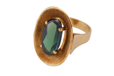 Lot 128 - A synthetic chrysoberyl ring, circa 1950