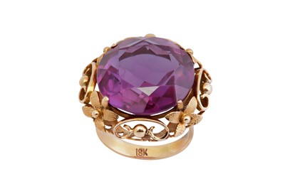 Lot 150 - A purple sapphire ring