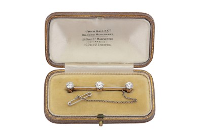 Lot 9 - A diamond bar brooch