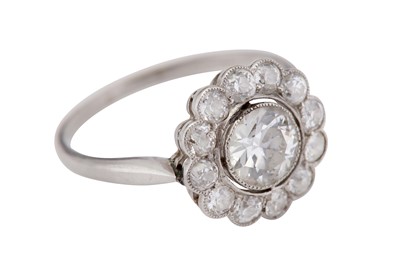Lot 44 - A diamond cluster ring