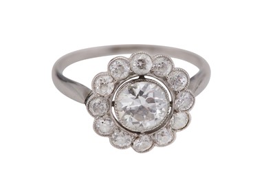 Lot 44 - A diamond cluster ring