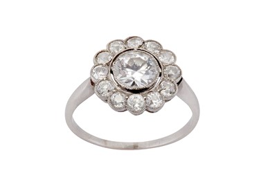 Lot 61 - A diamond cluster ring