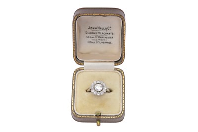 Lot 61 - A diamond cluster ring