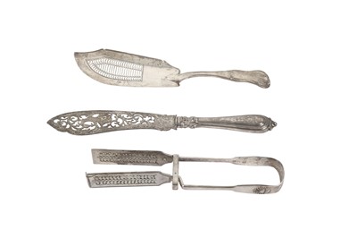 Lot 201 - A MIXED GROUP INCLUDING A GEORGE III STERLING SILVER FISH SLICE, LONDON 1812 NO MAKERS MARK