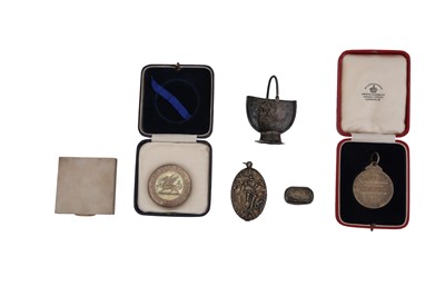 Lot 231 - A MIXED GROUP INCLUDING A GEORGE III STERLING SILVER VINAIGRETTE, BIRMINGHAM 1810 BY THOMAS SIMPSON AND SONS