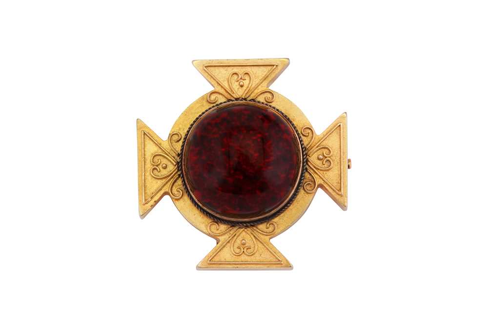 Lot 264 - A GARNET BROOCH