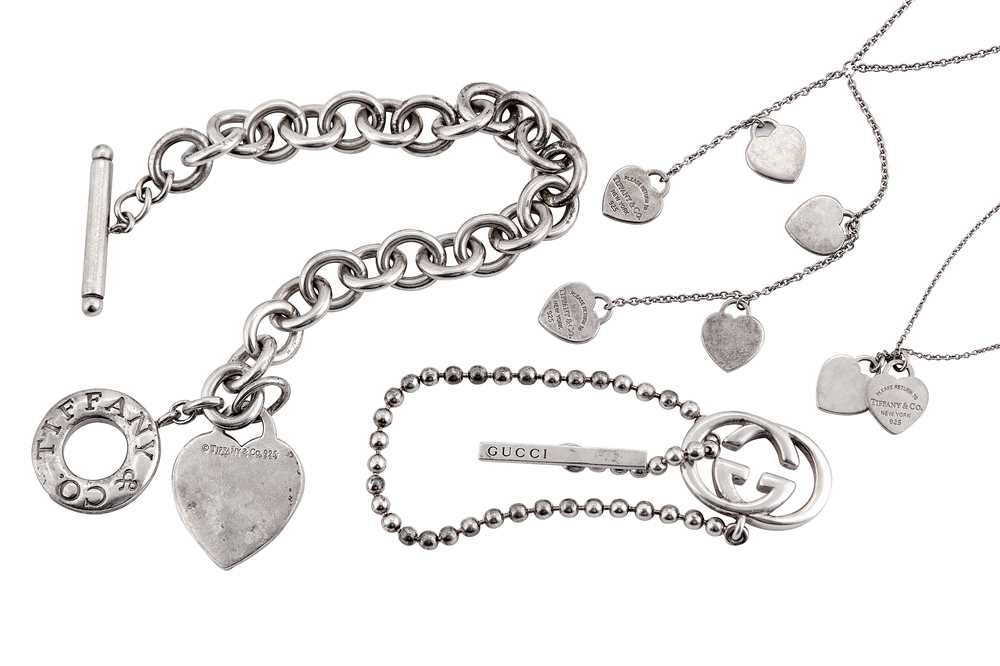 Lot 297 - A GROUP OF SILVER JEWELLERY BY TIFFANY'S AND GUCCI