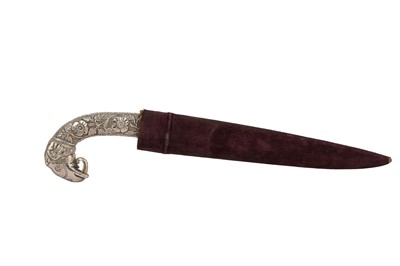 Lot 219 - AN ELEPHANT HEAD-HILTED INDIAN KHANJAR / KARD DAGGER