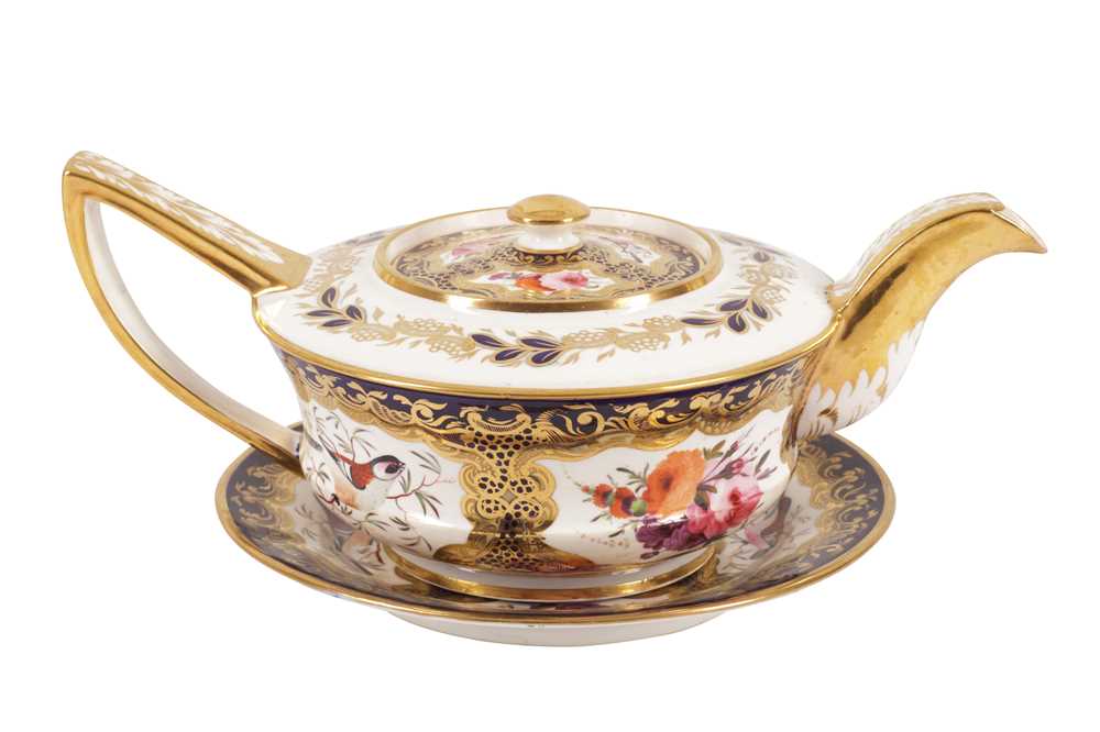 Lot 238 - A COALPORT TEAPOT AND COVER,  EARLY 19TH CENTURY