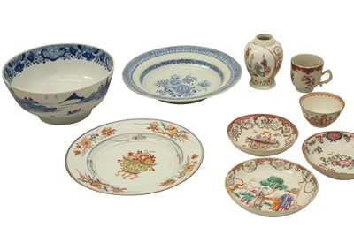 Lot 483 - A SMALL COLLECTION OF CHINESE PORCELAIN
