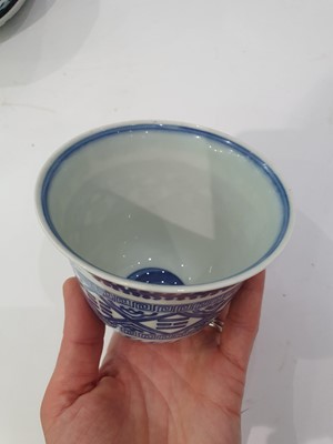 Lot 415 - A GROUP OF CHINESE BLUE AND WHITE CUPS AND SAUCERS.