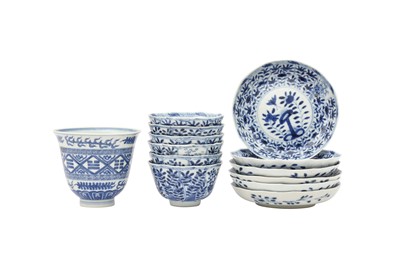 Lot 685 - A GROUP OF CHINESE BLUE AND WHITE CUPS AND SAUCERS.