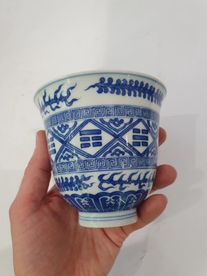 Lot 415 - A GROUP OF CHINESE BLUE AND WHITE CUPS AND SAUCERS.