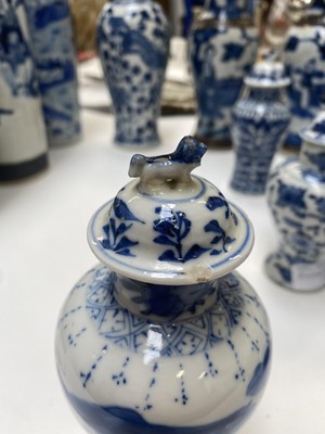 Lot 475 - A GROUP OF CHINESE BLUE AND WHITE VASES.