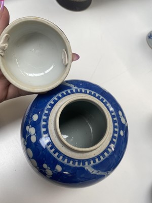 Lot 475 - A GROUP OF CHINESE BLUE AND WHITE VASES.