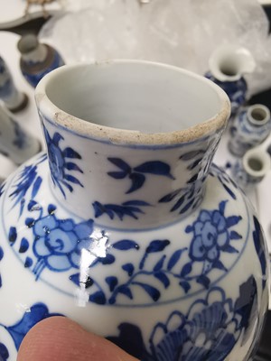 Lot 476 - A GROUP OF CHINESE BLUE AND WHITE VASES.