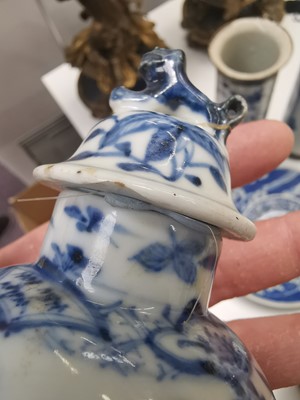 Lot 476 - A GROUP OF CHINESE BLUE AND WHITE VASES.