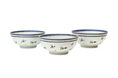 Lot 398 - A SET OF THREE CHINESE EXPORT BOWLS.