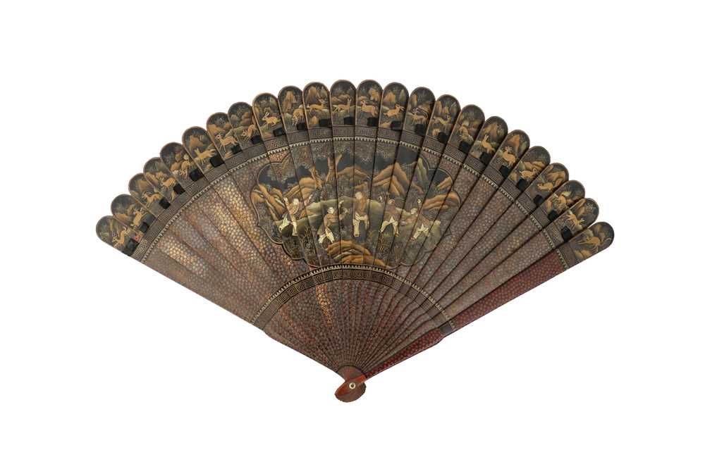 Lot 536 - A CHINESE EXPORT GILT-DECORATED BLACK LACQUER FOLDING FAN.