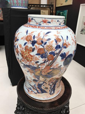 Lot 255 - A PAIR OF LARGE CHINESE IMARI JARS AND COVERS.