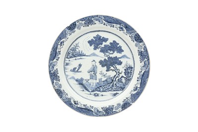 Lot 256 - A MASSIVE CHINESE BLUE AND WHITE FIGURATIVE CHARGER.