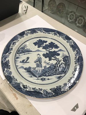 Lot 256 - A MASSIVE CHINESE BLUE AND WHITE FIGURATIVE CHARGER.