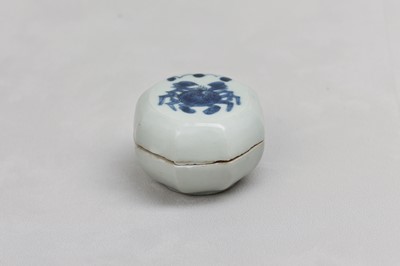Lot 688 - A RARE CHINESE CERAMIC OCTAGONAL BOX AND COVER.