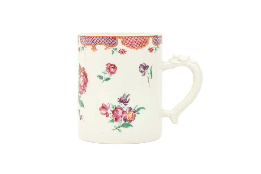 Lot 537 - A CHINESE EXPORT FAMILLE ROSE TANKARD.