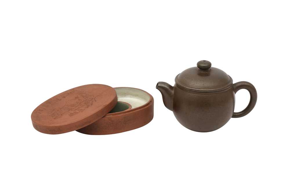 Lot 595 - A CHINESE YIXING ZISHA TEAPOT AND COVER AND A BOX AND COVER.