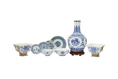 Lot 619 - A CHINESE BLUE AND WHITE 'PHOENIX' VASE TOGETHER A GROUP OF BOWLS AND DISHES.