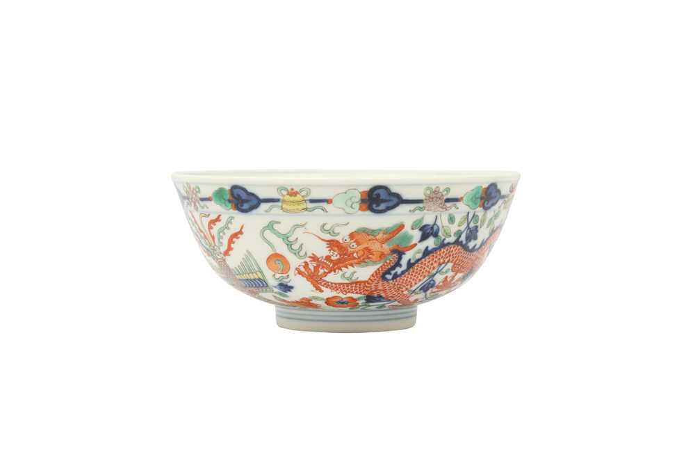 Lot 734 - A CHINESE FAMILLE VERTE 'DRAGON AND PHOENIX' BOWL.