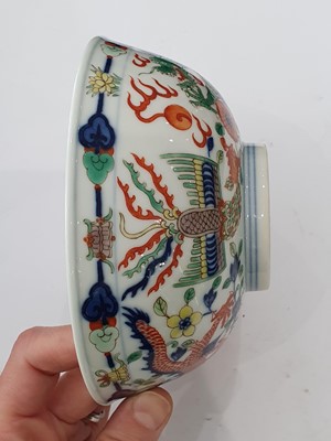 Lot 734 - A CHINESE FAMILLE VERTE 'DRAGON AND PHOENIX' BOWL.