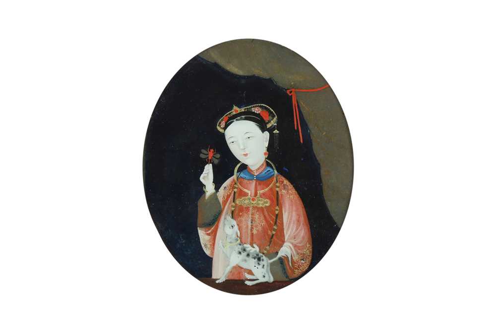 A CHINESE REVERSE GLASS PAINTING OF A LADY.