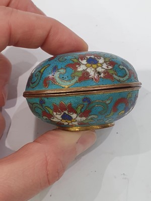 Lot 722 - A CHINESE CLOISONNÉ ENAMEL BOX AND COVER AND A GILT-BRONZE FIGURE.