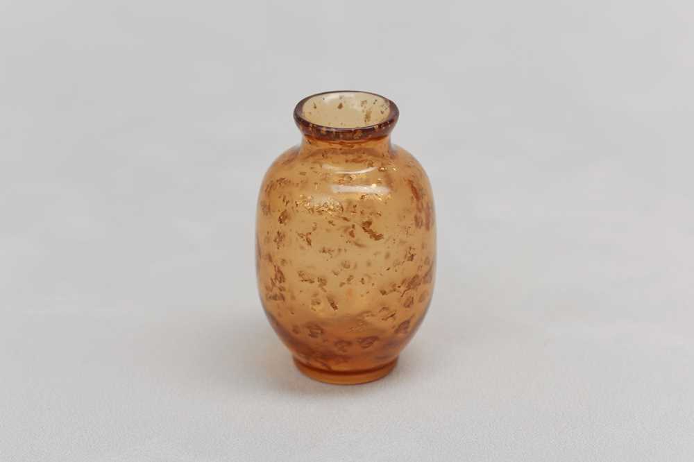 Lot 17 - A CHINESE GOLD-FLECKED AMBER GLASS JAR.