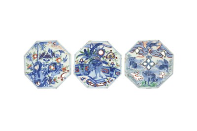 Lot 228 - A SET OF THREE CHINESE OCTAGONAL WUCAI TILES.