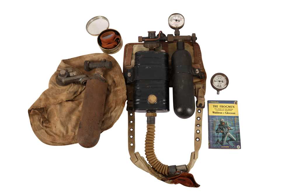 Lot 356 - A BRITISH NAVY FROGMAN SIEBE GORMAN SALVUS OXYGEN REBREATHER, 20TH CENTURY