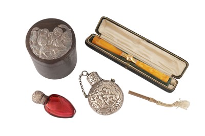 Lot 17 - A MIXED GROUP OF OBJECTS OF VERTU