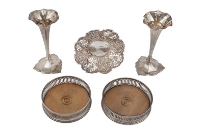 Lot 94 - A MIXED GROUP INCLUDING A PAIR OF ELIZABETH II STERLING SILVER WINE COASTERS, LONDON 1974 BY MILLS AND HERSEY