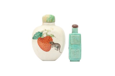 Lot 350 - A CHINESE GREEN-GLAZED 'SEALS' SNUFF BOTTLE AND A FAMILLE ROSE 'RAT' SNUFF BOTTLE.