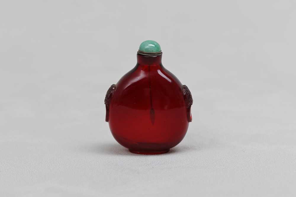 Lot 13 - A CHINESE RUBY RED GLASS SNUFF BOTTLE.