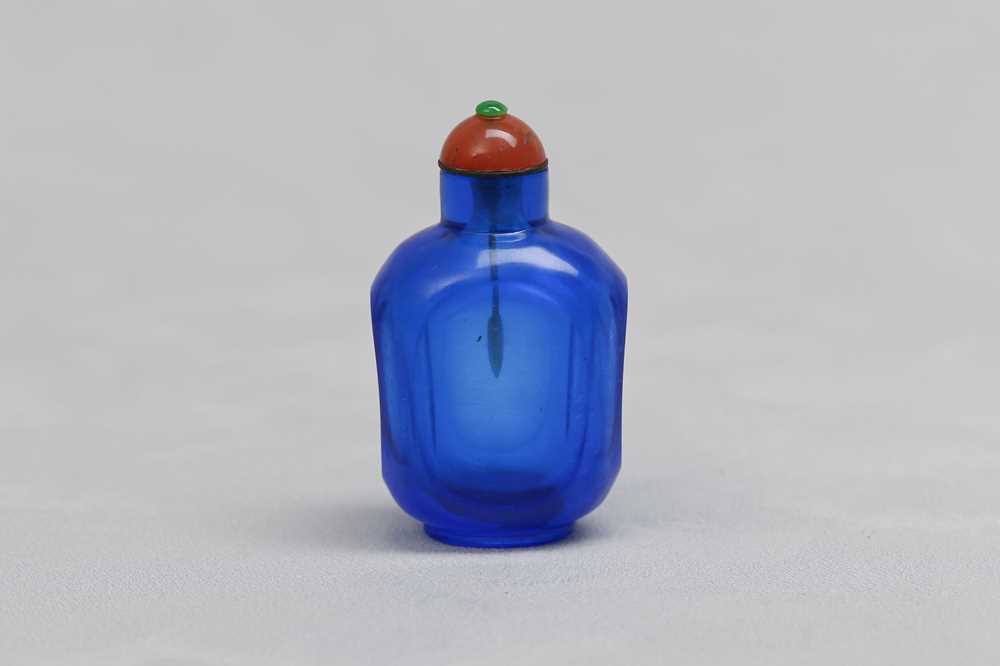 A CHINESE BLUE GLASS SNUFF BOTTLE.