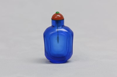 Lot 14 - A CHINESE BLUE GLASS SNUFF BOTTLE.